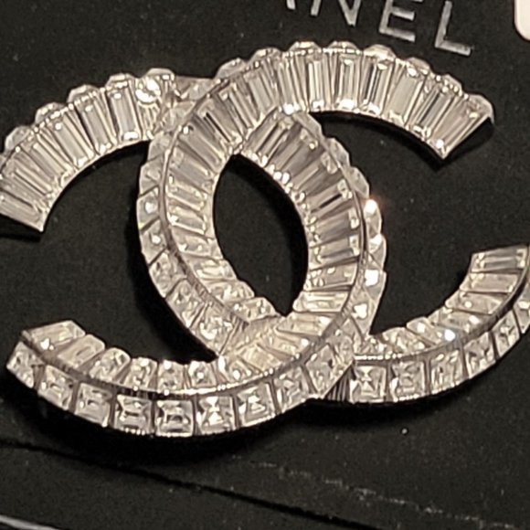 SOLD NEW AUTHENTIC Large CHANEL CC Logo Crystal Silver Classic PIN BROOCH (F21V) - Picture 2 of 12